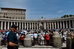Cảnh sát Italy tuần tra tại khu vực Tòa thánh Vatican ngày 24/7 vừa qua. (Ảnh: AFP/TTXVN)