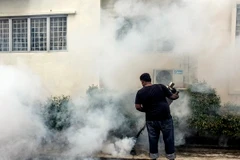 Phun thuốc khử trùng nhằm ngăn chặn sự lây lan của virus Zika tại Kuala Lumpur, Malaysia ngày 8/9 vừa qua. (Ảnh: EPA/TTXVN)