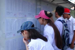 Thí sinh xem số báo danh trong kỳ thi vào lớp 10 của Hà Nội. (Ảnh: Quý Trung/TTXVN)