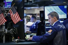 Giao dịch viên làm việc tại Sàn giao dịch chứng khoán New York, Mỹ ngày 27/7. (Ảnh: AFP/TTXVN)