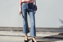 Sơ mi và quần lửng ống loe là bộ đôi lý tưởng cho phái đẹp công sở, chiều lòng những quý cô mê đắm phong cách thanh lịch, nhã nhặn. (Nguồn: Đẹp/Vietnam+)