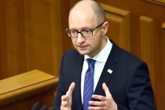 Thủ tướng Ukraine Arseny Yatsenyuk phát biểu trong một phiên họp Quốc hội ngày 11/12/2015. (Ảnh: AFP/TTXVN)