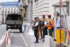 Cảnh sát Bỉ gác bên ngoài văn phòng Thủ tướng ở Brussels ngày 7/8 vừa qua. (Ảnh: AFP/TTXVN)