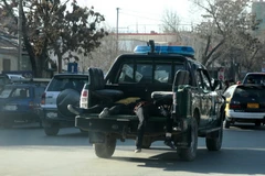 Nhân viên y tế chuyển người bị thương tới bệnh sau vụ nổ bom liều chết xảy ra gần trụ sở Bộ Quốc phòng Afghanistanngày 27/2 vừa qua. (Ảnh: THX/TTXVN)