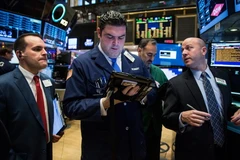 Giao dịch viên tại Sàn giao dịch chứng khoán New York, Mỹ ngày 4/1 vừa qua. (Ảnh: AFP/TTXVN)