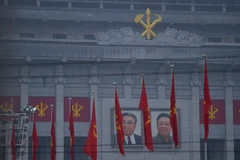 Chân dung cố Lãnh tụ Kim Nhật Thành và cố lãnh đạo Kim Jong-il tại Bình Nhưỡng ngày 25/4 vừa qua. (Ảnh: AFP/TTXVN)