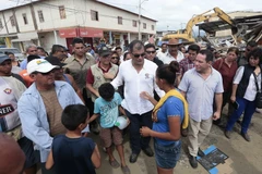 Tổng thống Ecuador Rafael Correa (giữa) đã tới thị sát các khu vực bị ảnh hưởng bởi trận động đất mạnh 7,8 độ Richter xảy ra tối 16/4 vừa qua ở tây bắc nước này. (Ảnh: AFP/TTXVN)