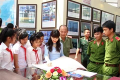 Cán bộ, chiến sỹ, học sinh các trường học tại Tây Ninh đến tham quan triển lãm "Hoàng Sa, Trường Sa của Việt Nam-Những bằng chứng lịch sử và pháp lý." (Ảnh: Lê Đức Hoảnh/TTXVN)