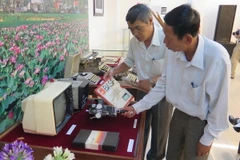 Hiện vật do các Hội nhà báo và cá nhân trao cho Ban tổ chức. (Ảnh: Văn Sơn/TTXVN)