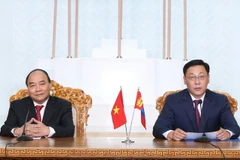 Thủ tướng Mông Cổ J. Erdenebat và Thủ tướng Nguyễn Xuân Phúc tại buổi họp báo chung sau khi kết thúc hội đàm. (Ảnh: Thống Nhất/TTXVN)