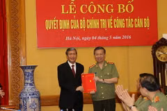 Ông Đinh Thế Huynh, Thường trực Ban Bí thư Trung ương Đảng trao Quyết định cho Bộ trưởng Tô Lâm. (Nguồn: mps.gov.vn)