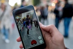 Thanh niên chơi Pokemon Go. (Ảnh: EPA/TTXVN)