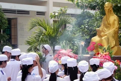 Dâng hương Đại danh y Hải Thượng Lãn Ông Lê Hữu Trác. (Ảnh: Lê Huy Hải/TTXVN)