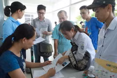Bàn tư vấn tuyển sinh của trường Đại học Bách khoa Hà Nội. (Ảnh: Quý Trung/TTXVN)