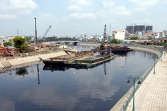 Thi công nạo vét bùn đất trên kênh Tân Hóa-Lò Gốm. (Ảnh: Mạnh Linh/TTXVN)