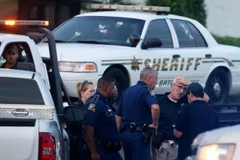 Cảnh sát Mỹ điều tra tại hiện trường vụ nổ súng. (Ảnh: AFP/TTXVN)