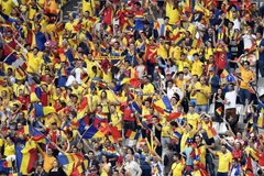 Các cổ động viên trên sân vận động Stade de France ở Saint-Denis, thủ đô Paris ngày 10/6. (Ảnh: AFP/TTXVN)