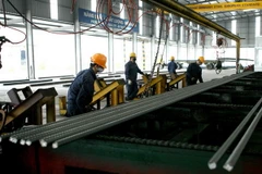 Sản xuất thép cây tại Công ty cổ phần Sản xuất Thép Việt Đức thuộc Tập đoàn Thép Việt Đức. (Ảnh: Huy Hùng/TTXVN)