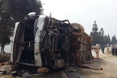 Lực lượng chức năng đến hiện trường xử lý vụ tai nạn giao thông. (Ảnh: Hồng Ninh/TTXVN)