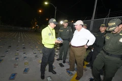 Bộ trưởng Quốc phòng Colombia Luis Carlos Villegas (giữa) và Giám đốc cơ quan cảnh sát quốc gia Rodolfo Palomino (phải) thị sát việc kiểm tra số ma túy vừa thu giữ tại Cartagena ngày 13/1 vừa qua. (Ảnh: THX/TTXVN)