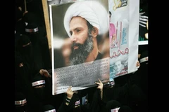 Một người biểu tình chống chính phủ Saudi Arabia cầm ảnh của giáo sỹ Nimr al-Nimr. (Nguồn: AP) 
