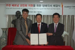 Đại sứ Việt Nam tại Hàn Quốc Phạm Hữu Chí (giữa), Giám đốc Công ty Kumho Tire Lee Han-seop (bên phải) và Chủ tịch Hội người Việt Nam tại Hàn Quốc Trần Hải Linh ký thỏa thuận tài trợ. (Ảnh: Vũ Toàn-Phạm Duy/Vietnam+)