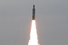 Một vụ phóng thử tên lửa chiến lược từ một tàu ngầm của Triều Tiên. (Ảnh: Reuters/TTXVN)