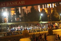 Người dân Thổ Nhĩ Kỳ đổ ra các đường phố ở Ancara, phản đối đảo chính. (Ảnh: AFP/TTXVN)