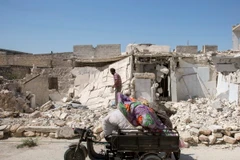 Cảnh đổ nát sau các vụ không kích ở Aleppo. (Ảnh: EPA/TTXVN)