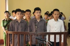 Các bị cáo (từ trái qua phải) gồm: Chu Văn Thế, Phạm Anh Huy, Dương Nghĩa Hậu trước vành móng ngựa tại phiên tòa. (Ảnh: Hoàng Nguyên/TTXVN)
