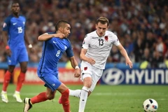 Tiền đạo Dimitri Payet (trái) trong trận đấu giữa đội tuyển Pháp và đội Albania tại bảng A vòng chung kết Euro 2016 diễn ra ở Marseille, Pháp ngày 15/6 vừa qua. (Ảnh: AFP/TTXVN)
