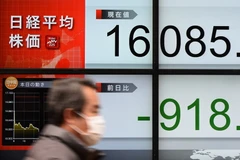 Chỉ số Nikkei lao dốc tại thị trường chứng khoán Tokyo, Nhật Bản ngày 9/2 vừa qua. (Ảnh: AFP/TTXVN)