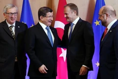 Chủ tịch Ủy ban châu Âu Jean-Claude Juncker, Thủ tướng Thổ Nhĩ Kỳ Ahmet Davutoglu, Chủ tịch Hội đồng châu Âu Donald Tusk và Chủ tịch Nghị viện châu Âu Martin Schulz. (Ảnh: AFP/TTXVN)