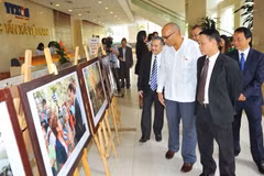 Lãnh đạo Thông tấn xã Việt Nam, Đại sứ Cu Ba tại Việt Nam Herminio Lopez Diaz và cán bộ nhân viên Đại sứ quán xem khu trưng bày ảnh với chủ đề "Việt Nam-Cuba, 55 năm Đoàn kết và Hợp tác." (Ảnh: Minh Đức/TTXVN)