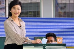 Cựu Thủ tướng Thái Lan Yingluck Shinawatra bỏ phiếu trong cuộc trưng cầu dân ý về dự thảo Hiến pháp ở thủ đô Bangkok ngày 7/8. (Ảnh: EPA/TTXVN)