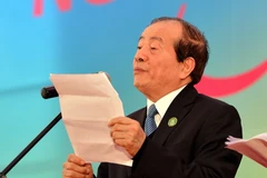 Nhà thơ Hữu Thỉnh, Chủ tịch Hội Nhà văn Việt Nam đọc diễn văn khai mạc. (Ảnh: Thanh Hà/TTXVN)