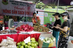 Gian trưng bày giới thiệu sản phẩm nông sản đạt tiêu chuẩn Ocop đến từ huyện Mường La, tỉnh Sơn La. (Ảnh: Trần Việt/TTXVN)