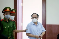Bị cáo Tất Thành Cang được dẫn giải tới tòa ngày 5/5. (Ảnh: Thành Chung/TTXVN)