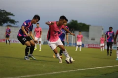 Một pha tranh bóng giữa cầu thủ Hồng Lĩnh Hà Tĩnh và Sài Gòn FC. (Ảnh: Phan Quân/TTXVN)