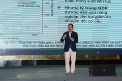 Tiến sỹ Vũ Thành Tự Anh, Giám đốc Trường Chính sách công và Quản lý Fulbright Việt Nam, đồng chủ biên và Trưởng nhóm nghiên cứu báo cáo, tại lễ công bố. (Ảnh: Ngọc Thiên/TTXVN)