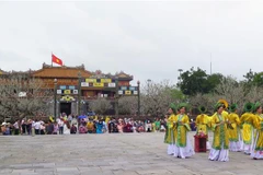 Hoạt động văn hóa đón khách du lịch tại Đại nội Huế. (Ảnh: Tường Vi/TTXVN)