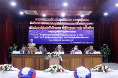 Đại sứ Việt Nam tại Lào Nguyễn Bá Hùng (thứ 2 bên trái) cùng các thành viên trong Hội đồng lý luận TW Đảng Nhân dân Cách mạng Lào tại cuộc Hội thảo. (Ảnh: Phạm Kiên/TTXVN)