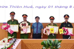 Chủ tịch UBND tỉnh Thừa Thiên-Huế Nguyễn Văn Phương đã trao Bằng khen cho 4 tập thể có thành tích xuất sắc trong công tác phòng, chống tội phạm. (Ảnh: TTXVN phát)
