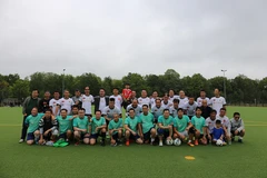 Đội tuyển FC Đại Sứ quán và đội tuyển VLC Berlin e. V chụp ảnh lưu niệm trước khi bước vào thi đấu. (Ảnh: Mạnh Hùng-Phương Hoa-Thanh Tùng/Vietnam+)