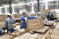 Sản phẩm đồ gỗ xuất khẩu sang Thụy Sỹ tại nhà máy của Công ty CP Woodsland Tuyên Quang. (Ảnh: TTXVN)
