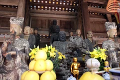 Theo thời gian, các phần cột, mái chùa và bộ tượng 18 vị La Hán tại chùa Tây Phương đang bị xuống cấp nghiêm trọng. (Nguồn: cand.vn)