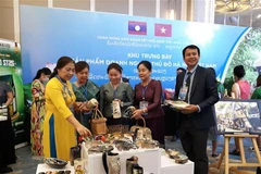 Các sản phẩm của Hà Nội trưng bày tại triển lãm. (Ảnh: TTXVN phát)