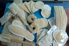 Những sản phẩm từ xơ mướp. (Ảnh: Đinh Văn Nhiều/TTXVN)