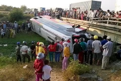 Ôtô khách lật nhào, 35 hành khách may mắn thoát nạn