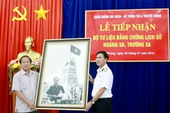 Trao tặng Quân chủng Hải quân tư liệu về Hoàng Sa, Trường Sa